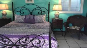 Captiva Island Cottage - Daisy Cottage - Bed and Chair 900 x 500