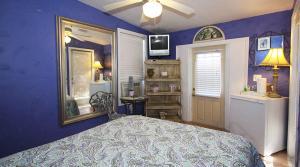 Love-Shack-Cottage-View-Bed-Bright