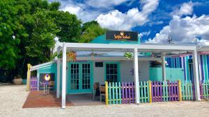 Captiva-Island-Restaurant-Sunshine-Seafood-Outside