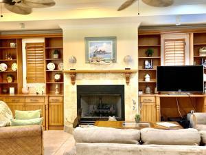 image-Captiva-Island-3-Bedroom-Villa-Den-Facing-TV
