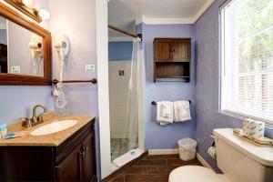 Bird of Paradise Cottage Bathroom | Captiva Island Inn Rental