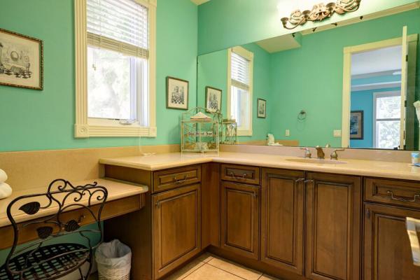 Image-of-Celebration-House-Second-Floor-Samanthas-Bathroom-600×400
