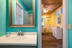 Captiva Island Cottages - 1-Bedroom Sunflower Cottage - Cottage Dining Bathroom