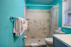 Captiva Island Cottages - 1-Bedroom Sunflower Cottage - Cottage Dining Bathroom 2