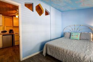Captiva Island Cottages - 1-Bedroom Sunflower Cottage - Cottage Dining Bedroom 2