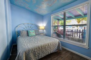 Captiva Island Cottages - 1-Bedroom Sunflower Cottage - Cottage Dining Bedroom