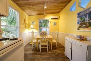 Captiva Island Cottages - 1-Bedroom Sunflower Cottage - Cottage Dining Room