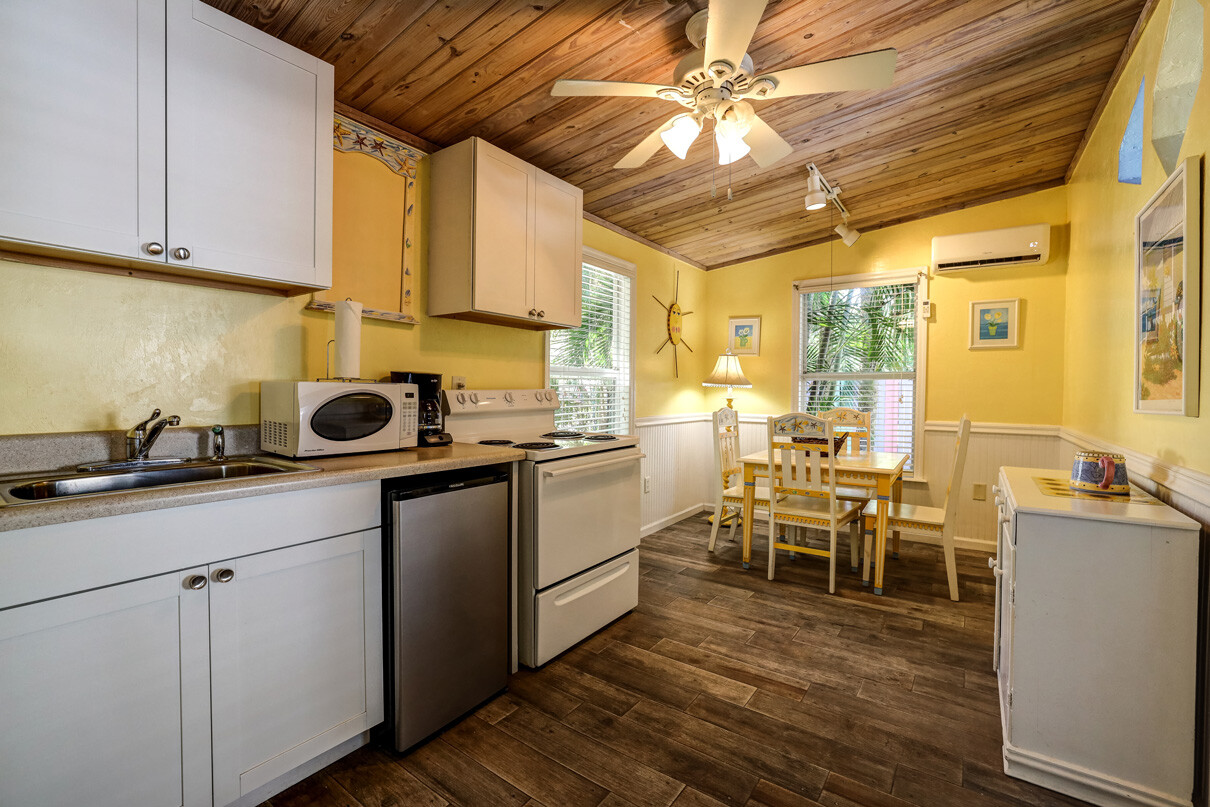 https://captivaislandinn.com/wp-content/uploads/Image-of-Sunflower-Cottage-Kitchen.jpg