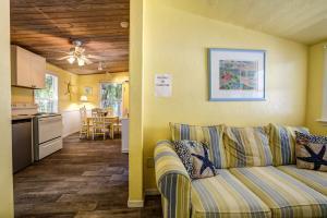 Captiva Island Cottages - 1-Bedroom Sunflower Cottage - Cottage Living Room