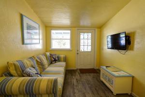 Captiva Island Cottages - 1-Bedroom Sunflower Cottage - Cottage Living Room