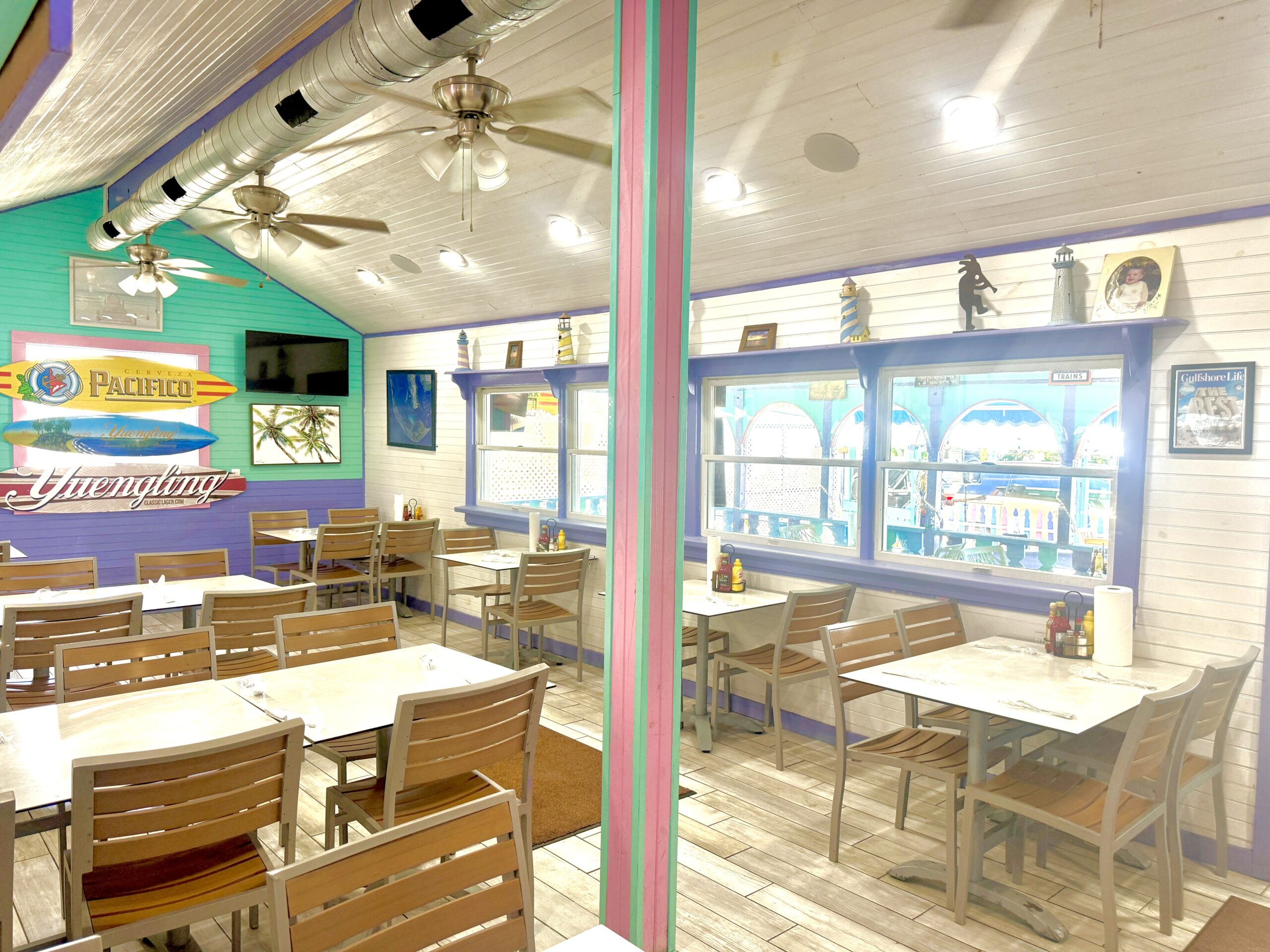 image of people dining at RC Otter's Eats restaurant | Captiva Island Inn