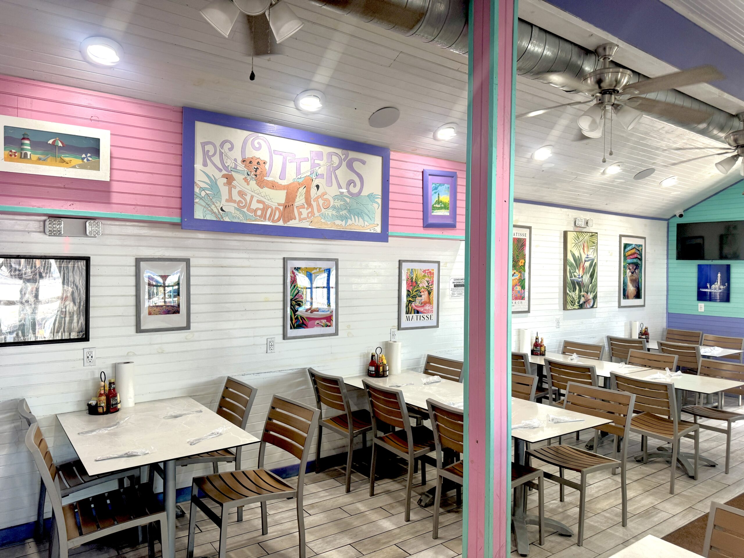 image of people dining at RC Otter's Eats restaurant | Captiva Island Inn